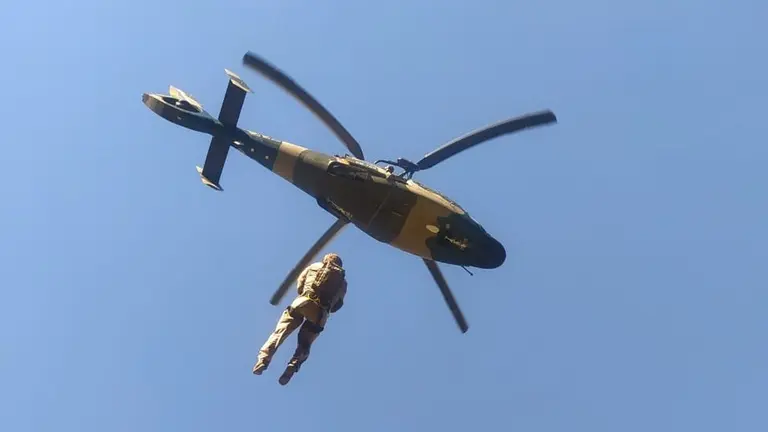El despliegue de personal y un helic&oacute;ptero para b&uacute;squeda y rescate en Pojo. GOBERNACI&Oacute;N