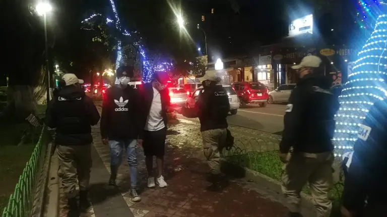 Control de las medidas de bioseguridad por la Guardia Municipal de Cochabamba en El Prado. GAMC.