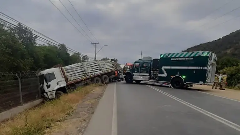 Una cami&oacute;n de transporte pesado choc&oacute; de frente con un minib&uacute;s en la carretera de La Fruta, en Chile.  Foto: Epicentro Chile