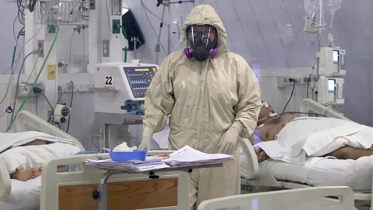 Funcionarios de salud revisan a los pacientes hoy, en la sala de terapia intensiva del hospital Japonés en Santa Cruz. EFE