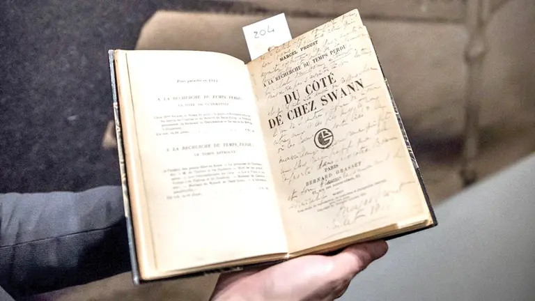 El manuscrito original de los textos recuperados de Marcel Proust. EL UNIVERSO