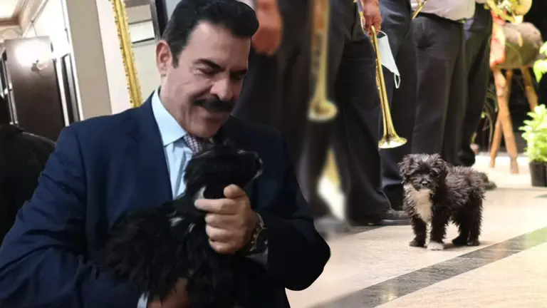 Manfred Reyes Villa con &ldquo;Capi&rdquo; la mascota municipal. Alejandro Orellana