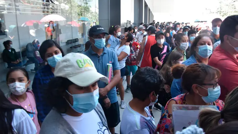 Ciudadanos acuden a la vacunaci&oacute;n en el hospital del Norte. NO&Eacute; PORTUGAL