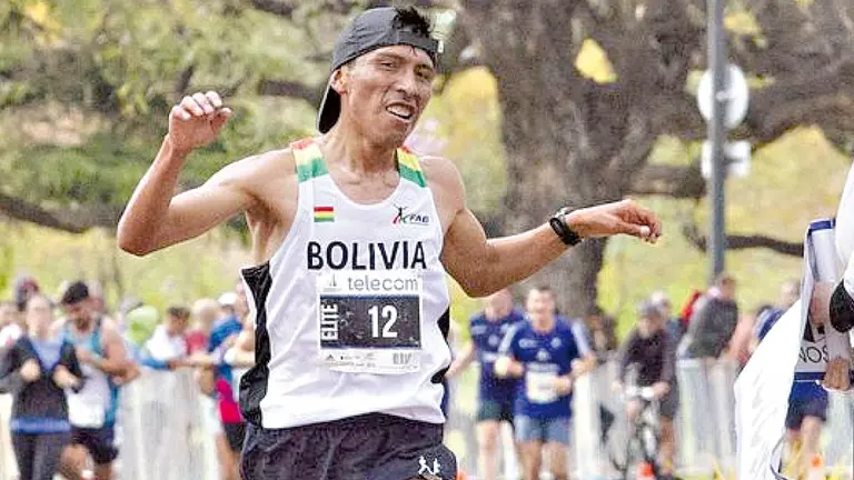 Héctor Garibay, corre en la Maratón de Buenos Aires, en 2021.              ARCHIVO