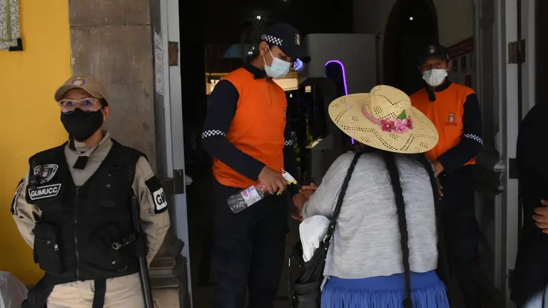 El control de carnets de vacunaci&oacute;n en la Alcald&iacute;a, este lunes. DICO SOL&Iacute;S