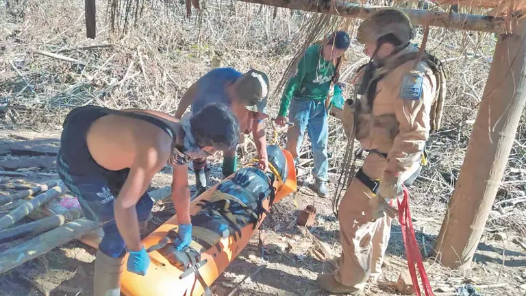 Un equipo de rescate traslada uno de los cuerpos hallados. ARCHIVO