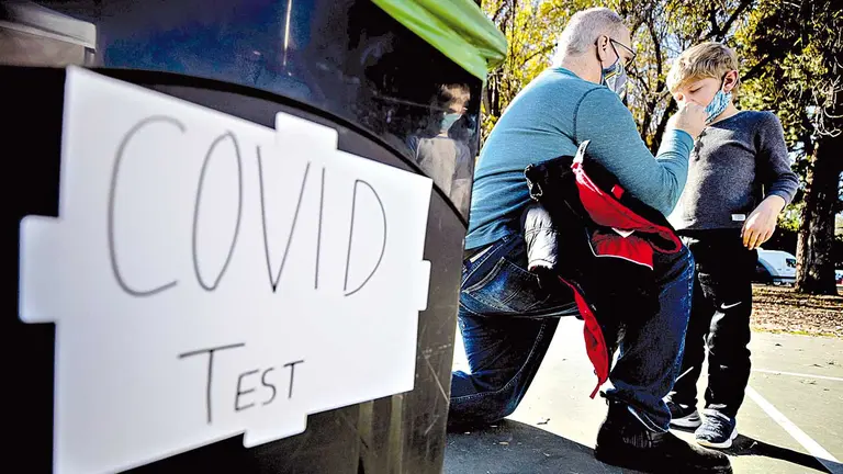 Un niño se somete a una prueba para COVID en California, Estados Unidos. EFE