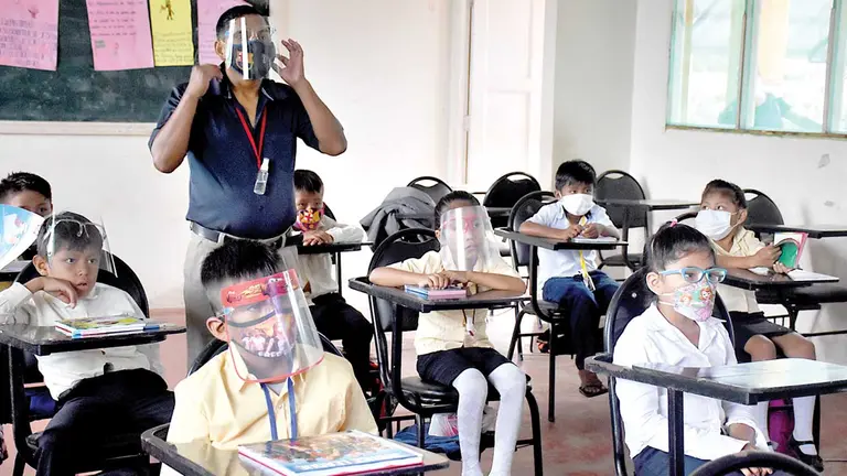 Un grupo de niños y su maestro en un aula, en el colegio. DICO SOLÍS