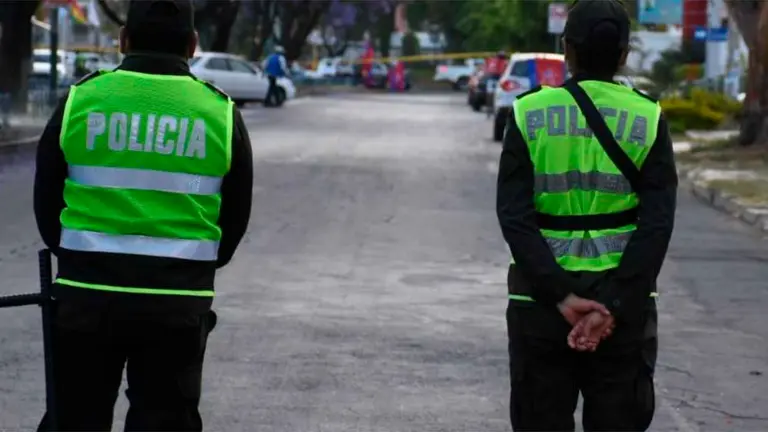 Imagen referencial de dos polic&iacute;as./ ARCHIVO