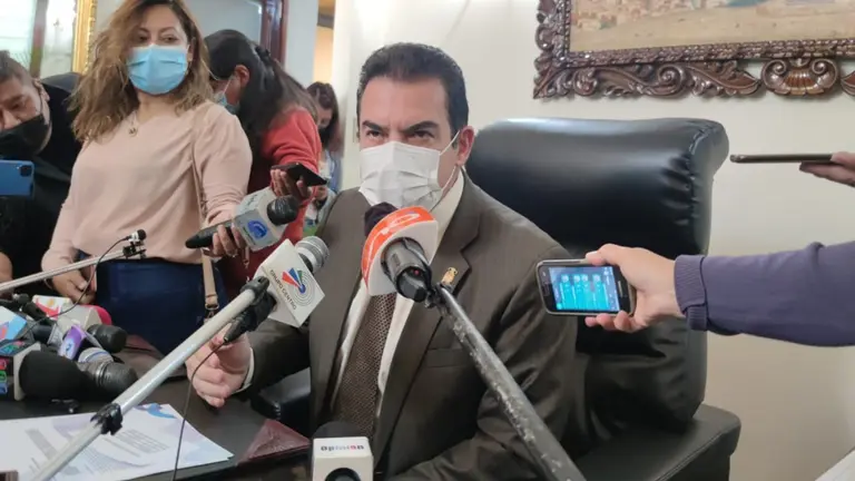 El alcalde de Cochabamba, Manfred Reyes Villa, este martes en su despacho. CLAUDIO ROJAS