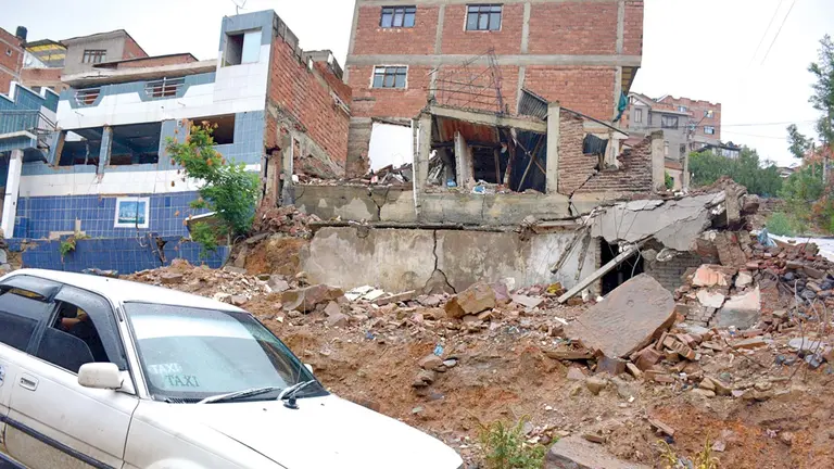 Una casa rajada en la zona de Alto Cochabamba. DICO SOLÍS