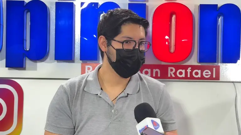 Manuel El&iacute;as, parte del equipo, en el programa Buena Noche. Alejandro Orellana.