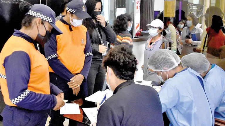 Funcionarios municipales aguardan los resultados de sus pruebas de antígeno nasal. NOÉ PORTUGAL