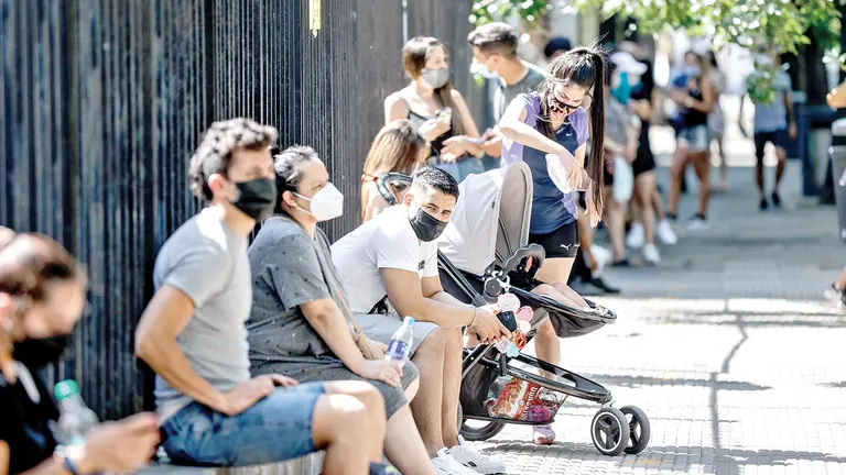 Personas esperan en una fila para realizarse pruebas para detectar COVID, en Argentina. EFE