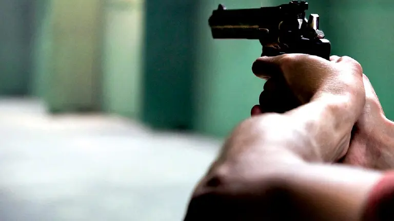 Fotografía ilustrativa de un hombre sosteniendo un arma. PIXABAY