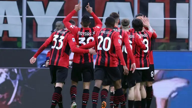 Futbolistas del Milan festejan una de las conquistas en el triunfo 3-1 sobre la Roma. EFE