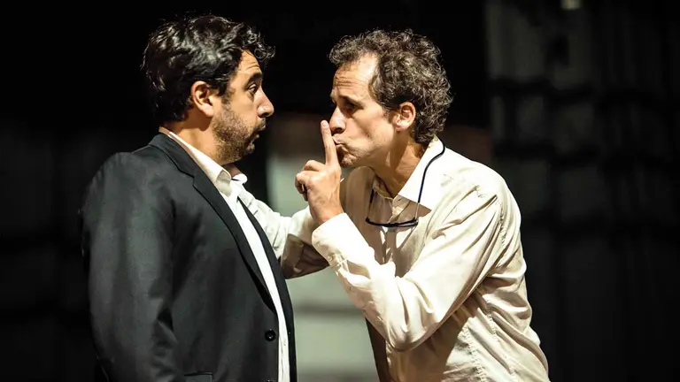 Fotografía cedida por el Teatro El Galpón, que muestra el ensayo de la obra %22Hamlet%22, en Montevideo (Uruguay). EFE