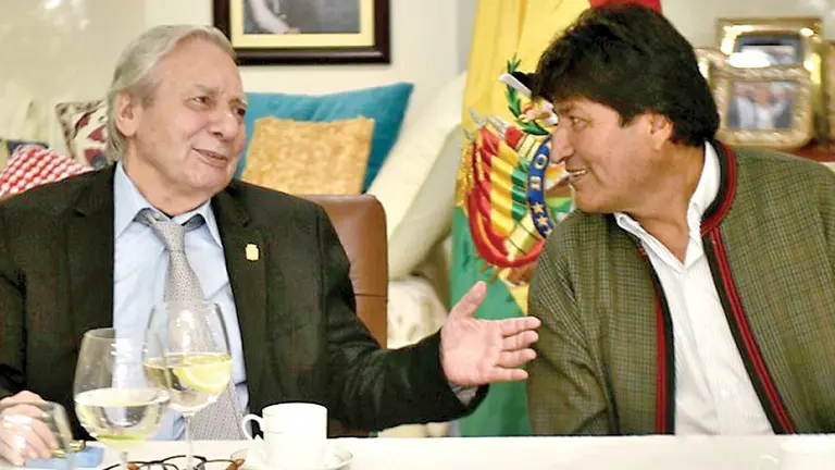 El exalcalde Percy Fernández y el expresidente y líder del MAS, Evo Morales, en un encuentro en Santa Cruz. ARCHIVO