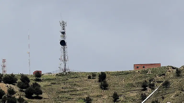 Zona donde se hallan instaladas antenas de medios radiales y de televisi&oacute;n privados, en la margen de la ciudad de El Alto.