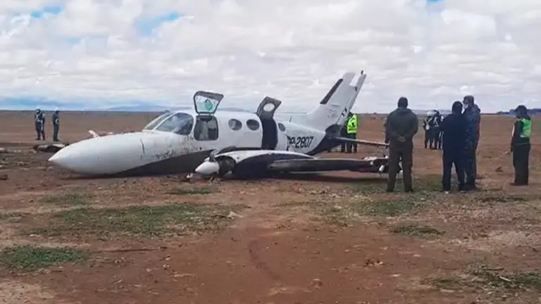 Avioneta protagoniza aterrizaje forzoso en Uyuni. Foto/captura video Radio Uno-Uyuni