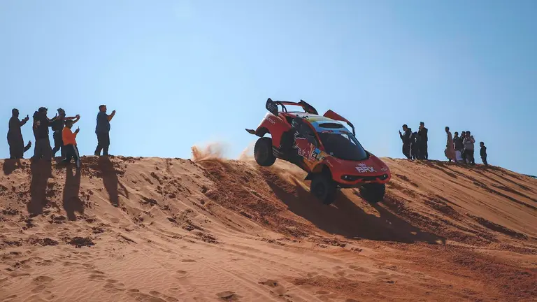 El coche del franc&eacute;s Sebastien Loeb, durante la s&eacute;ptima etapa del Rally Dakar. EFE