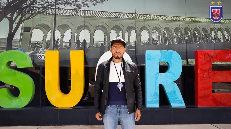 Moisés Vásquez ya se encuentra en Sucre para defender los colores de su nuevo equipo. Facebook Club Deportivo Universitario