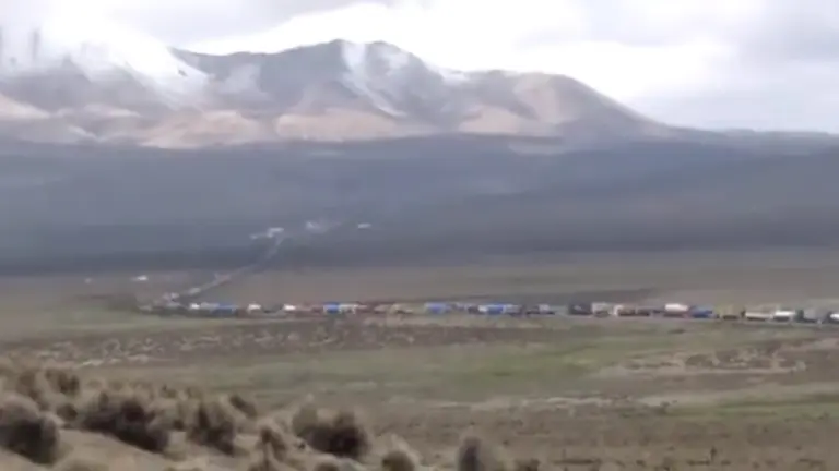 Foto de archivo muestra cientos de camiones varados en la frontera de tambo Quemado, hacia Chile, a la esper de tr&aacute;mites anticovid. CAPTURA DE VIDEO