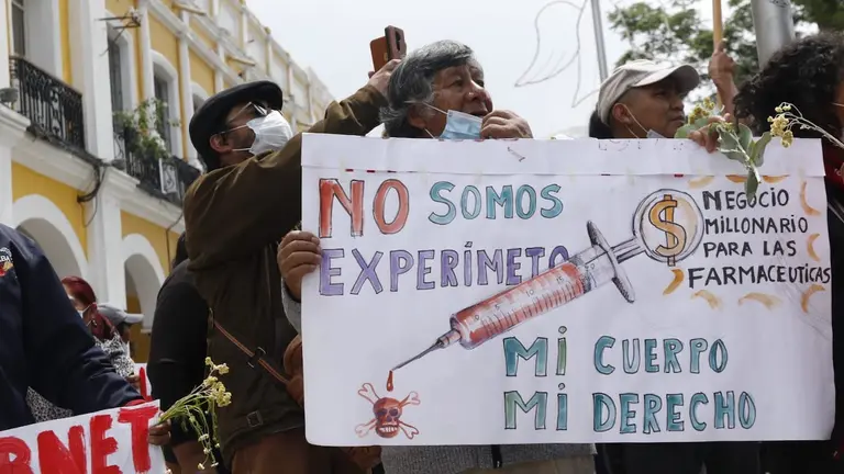 Ciudadanos antivacunas realizan una protesta en la plaza 14 de Septiembre de Cochabamba. APG