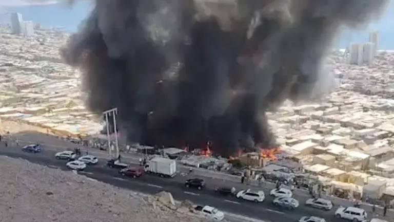 Imagen de video muestra la magnitud del incendio  en Iquique.