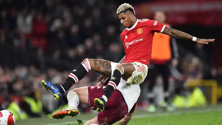 Marcus Rashford (frente) del Manchester United en acción contra John McGinn (atrás) del Aston Villa durante el partido de fútbol de la tercera ronda de la Copa FA inglesa entre el Manchester United y el Aston Villa. EFE