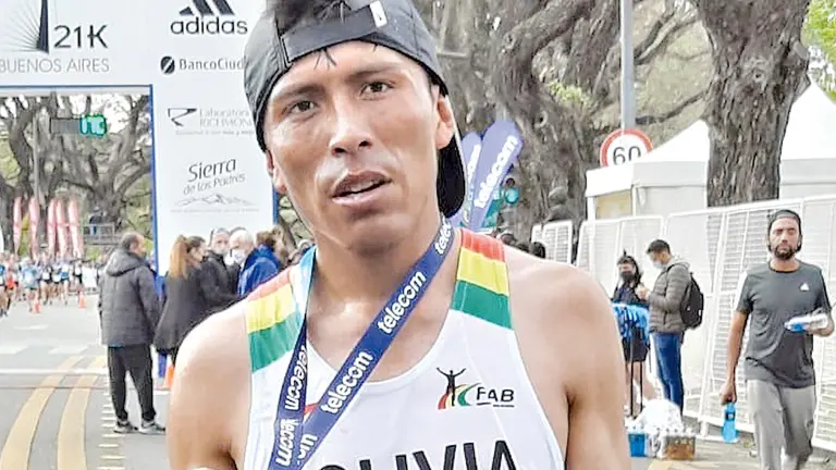 Héctor Garibay, con el oro en Buenos Aires. ARCHIVO