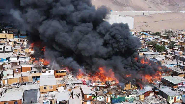 Una vista general del incendio de Iquique, en Chile. APG