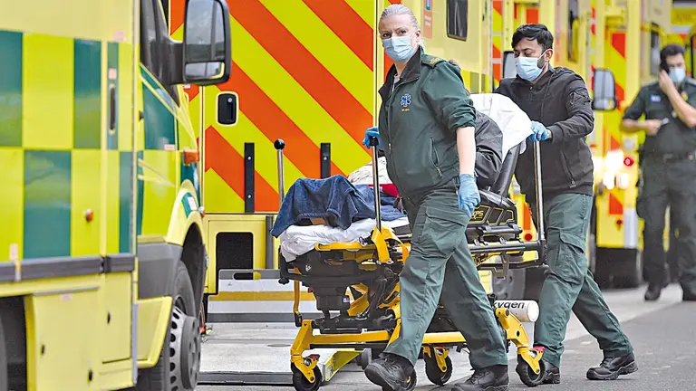 Personal de salud lleva a un paciente con COVID, en Londres. EFE