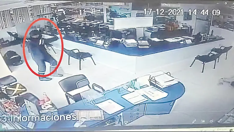 Captura de la cámara de vigilancia que captó el momento del atraco a una concesionaria de autos en Cochabamba. ARCHIVO