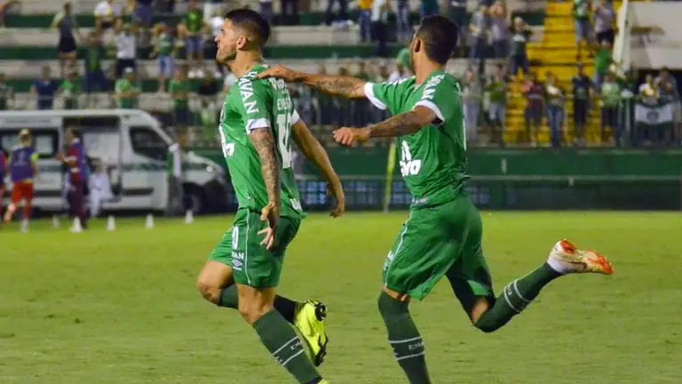 Los jugadores de Chapecoense celebran una anotación, en una fotografía de archivo. EFE