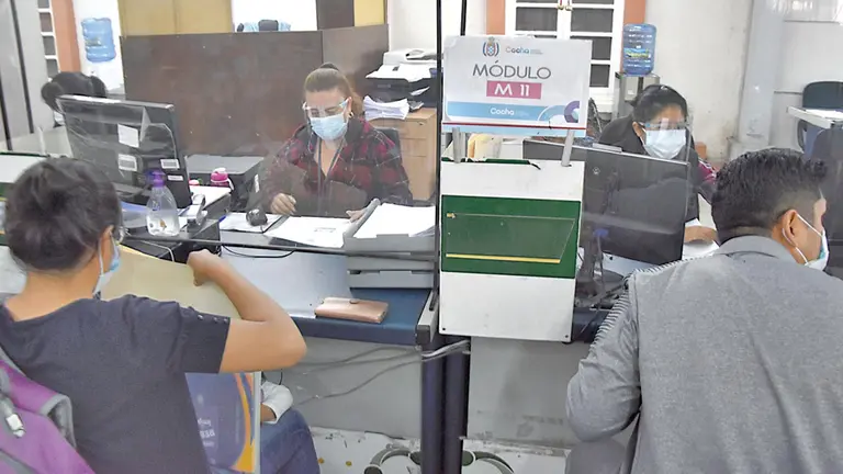 Funcionarios trabajan en ambientes de la Alcaldía de Cochabamba. NOÉ PORTUGAL