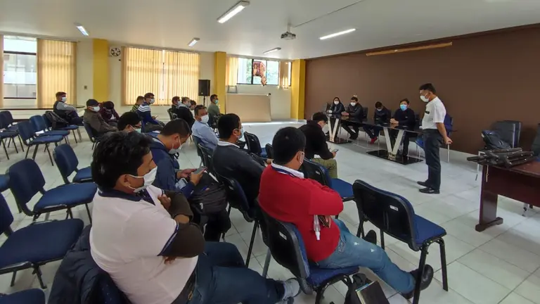 Representantes ind&iacute;genas en la reuni&oacute;n con autoridades de la Direcci&oacute;n Departamental de Educaci&oacute;n, este mi&eacute;rcoles. ABEL IAIRA