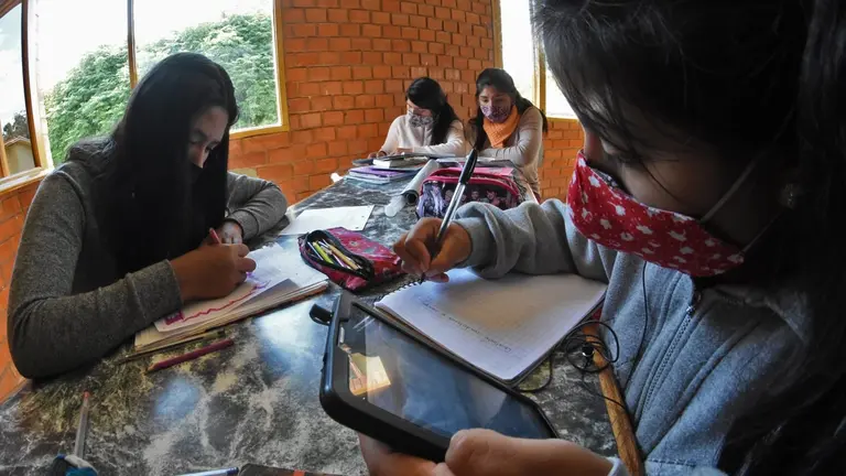 Estudiantes pasan clases en modalidad virtual, en 2021. DICO SOL&Iacute;S