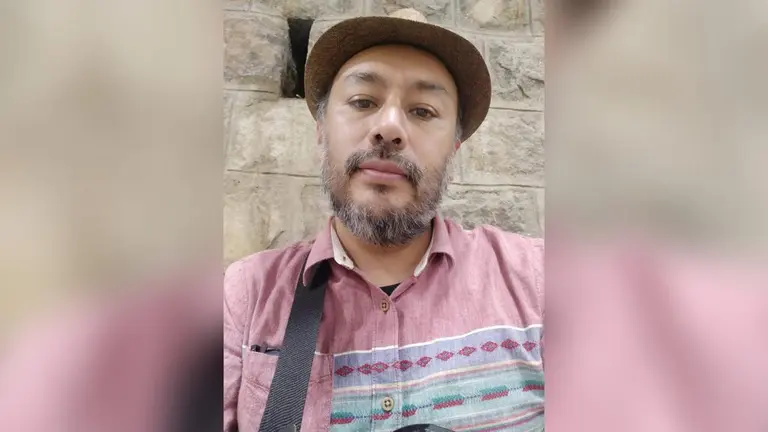 El poeta y musico boliviano Vadik Barr&oacute;n.
