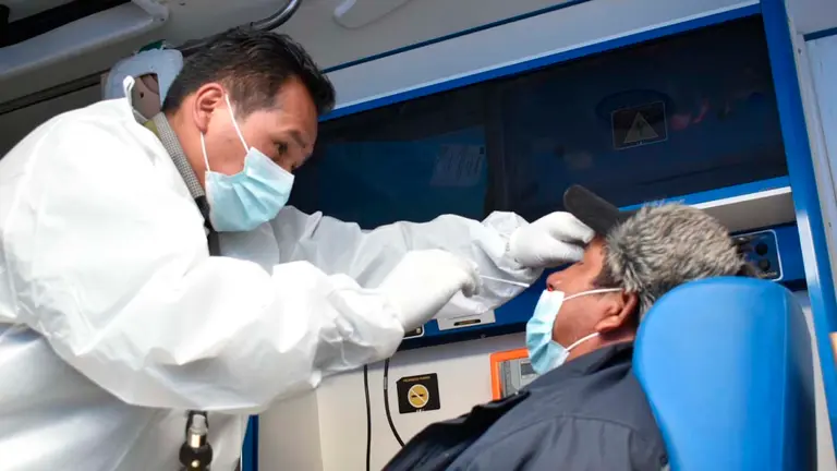 Personal de salud realiza una prueba de salud a un chofer en Tambo Quemado. APG