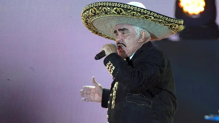 Fotograf&iacute;a de archivo fechada el 16 de abril de 2016 del cantante mexicano Vicente Fern&aacute;ndez durante su actuaci&oacute;n en un concierto en la Ciudad de M&eacute;xico (M&eacute;xico). EFE