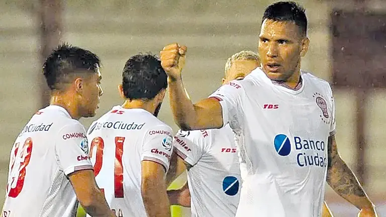 El delantero argentino Andrés Chávez (d) en Huracán. TNTSPORTS.COM.AR