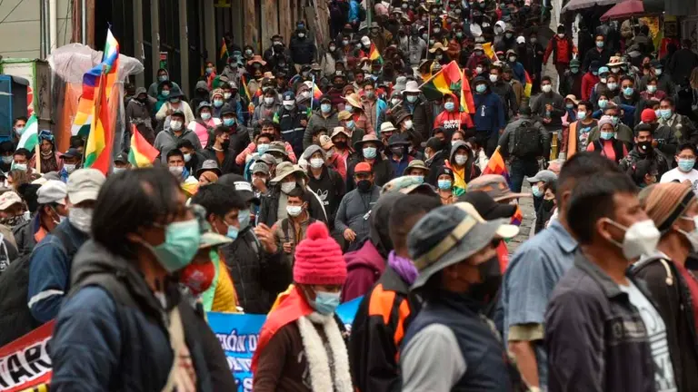 Propietarios de autos &lsquo;chutos&rsquo; se movilizan en La Paz en demanda de la regularizaci&oacute;n. APG