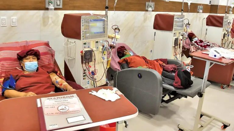 Pacientes que reciben hemodiálisis en el Instituto del Riñón. NOÉ PORTUGAL
