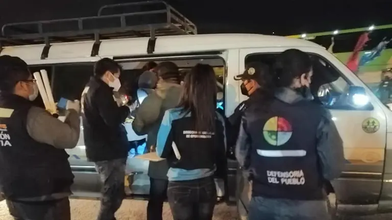 Funcionarias de la Defensor&iacute;a del Pueblo controlan un minib&uacute;s interdepartamental.