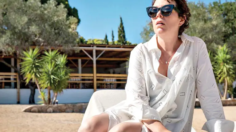 Olivia Colman es Leda en &lsquo;The Lost Dughter&rsquo;.           YANNIS DRAKOULIDIS