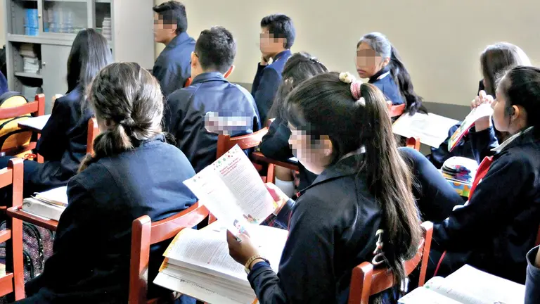 Estudiantes de secundaria pasan clases presenciales.                              Archivo