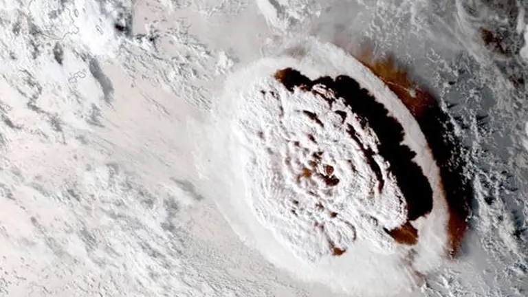 Imagen satelital de la erupci&oacute;n de un volc&aacute;n submarino en Tonga./  EFE