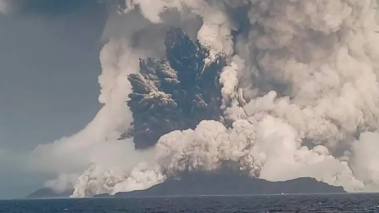 El volc&aacute;n submarino erupcion&oacute; cerca de Tonga./ FOTO Servicio Geol&oacute;gico de Tonga