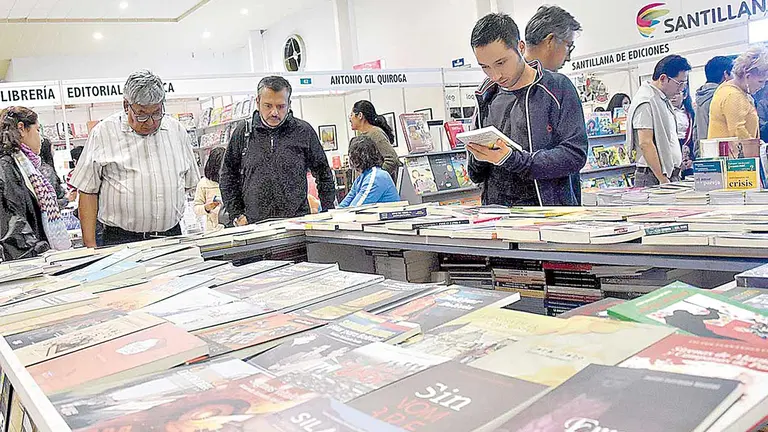 Lectores durante una Feria Internacional del Libro en Cochabamba.       OPINIÓN-ARCHIVO
